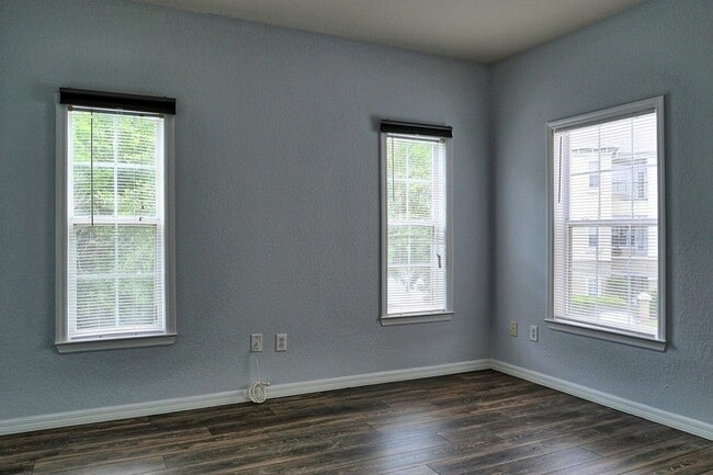 Building Photo - Second floor, 2/2 updated unit, available now!
