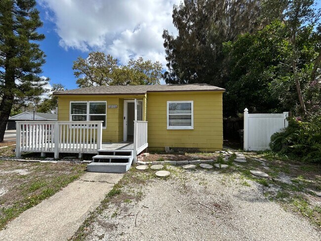 Building Photo - Cozy and stylish duplex in Bradenton, your home away from home! Pet friendly