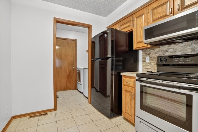 Building Photo - Updated 2 Bedroom 3 Bath townhome with ful...