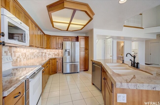 Building Photo - Large 6 Bedroom Home, 3 Car Garage, Gorgeo...