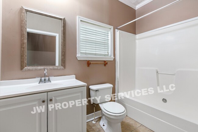Building Photo - Spacious Pet-Friendly 3-Bedrooms Home in New Orleans