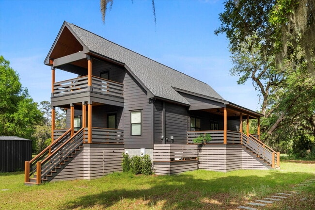 Building Photo - "Spacious 4-Bed Oasis with Guest Suite on ...