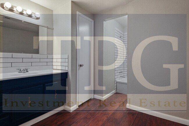Building Photo - Newly Renovated, Pet Friendly Home in KCMO!