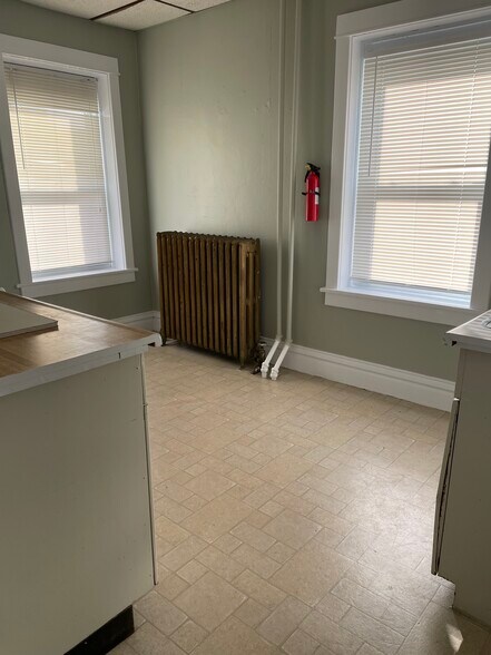 Building Photo - 432 E 7th St