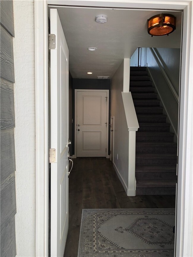Building Photo - Luxury Bluffdale 4 Bedroom Town Home