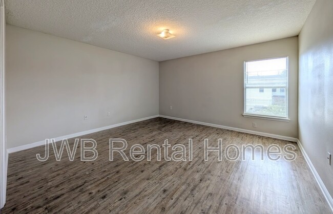 Building Photo - 8475 McGirts Village Ln
