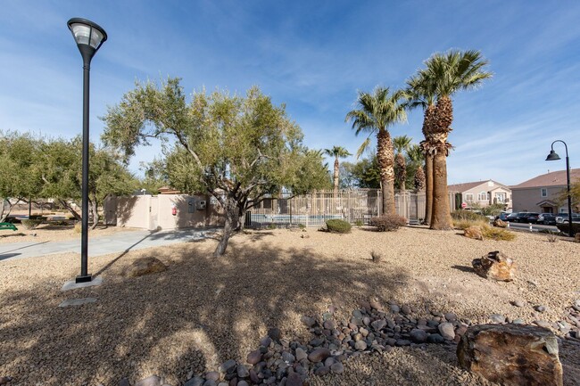 Building Photo - SW 3 br townhome with 2 car garage