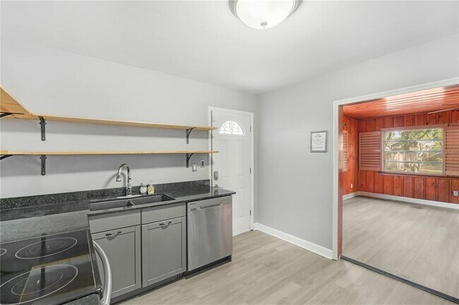 Building Photo - 6013 N Otis Ave