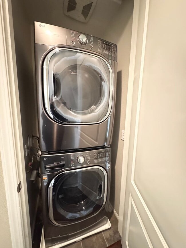 Building Photo - Newer Built Townhome with Solar in Gated Community! Pet-Friendly!