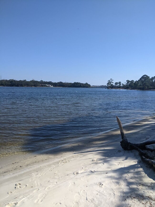 Building Photo - 5 Ellinor Ct