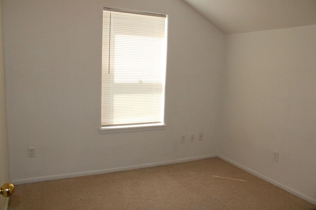 Building Photo - 3 Bedrooms, 2.5 Baths & a Layout Designed for Living