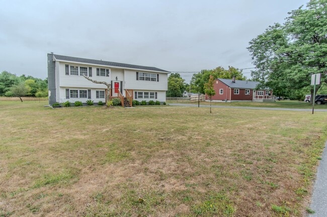 Building Photo - 102 Pine Dr