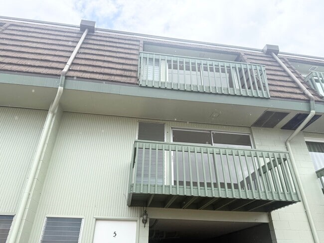 Building Photo - MOVE IN READY! Pacific Village- 3 Bd/ 2.5 Ba Town House
