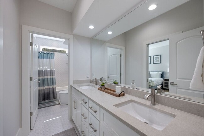Building Photo - 521 Camden Dr