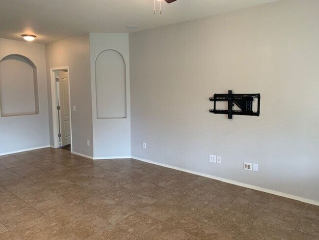 Building Photo - Beautiful 4 bedroom 2 bath home