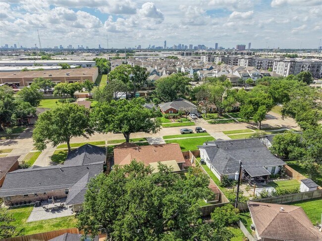Building Photo - 2523 Droxford Dr