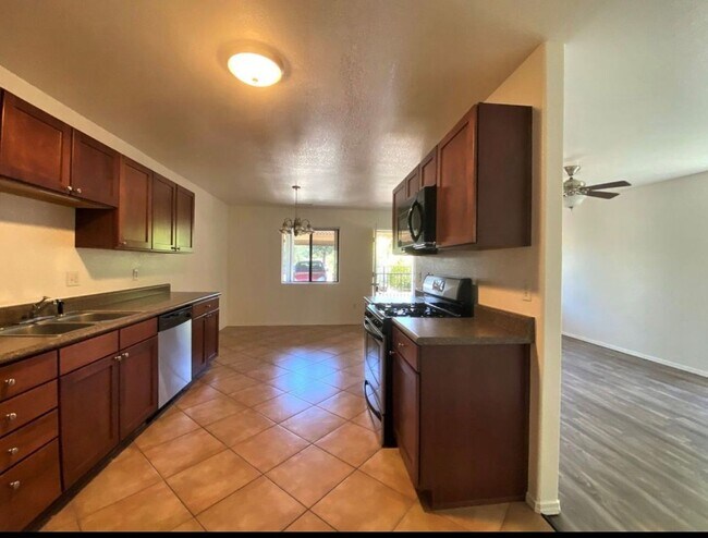 Building Photo - 2 Bedroom, 2 Bathroom Condo for Rent Near Downtown Prescott!