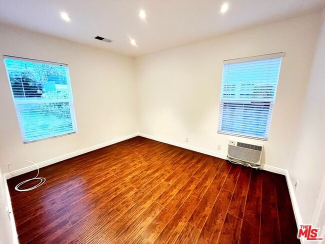 Building Photo - 14744 Magnolia Blvd