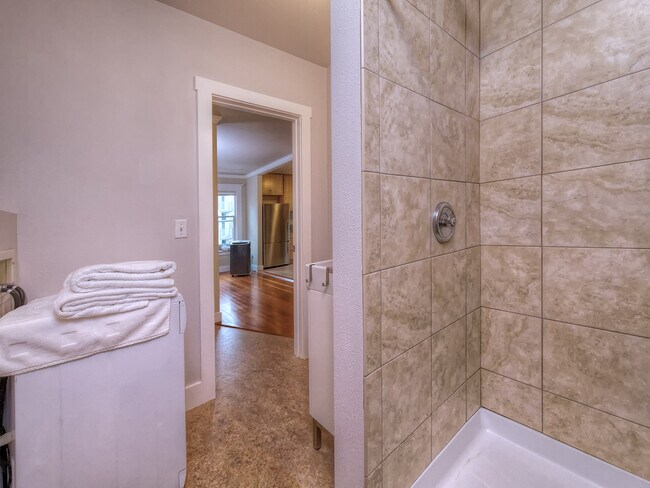 Building Photo - 1104 SW Columbia St