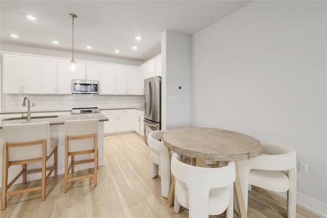 Building Photo - 207 Flowers Ave