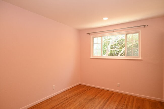 Building Photo - 4/2 W/ AC near San Tomas Expwy & El Camino...
