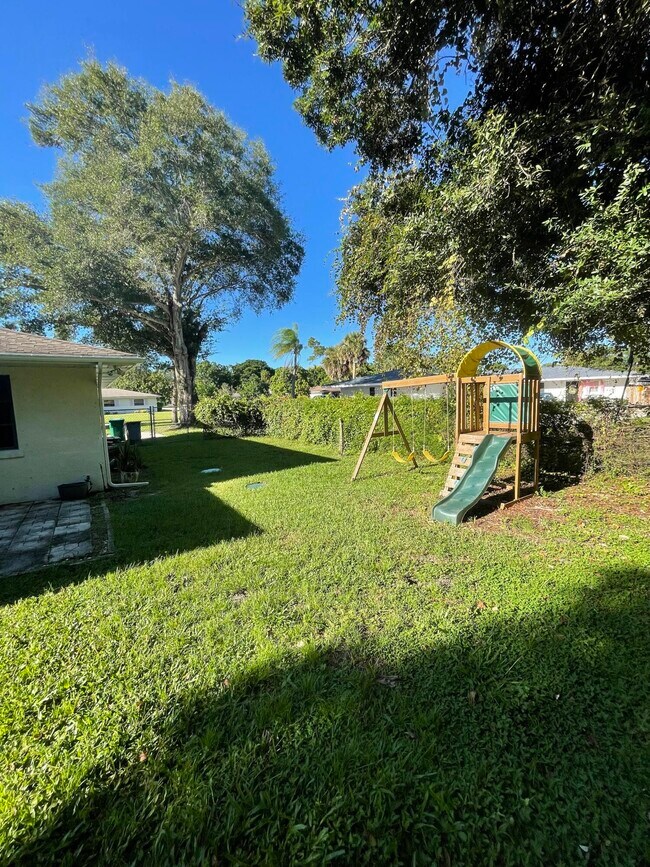 Building Photo - 2616 Newport Dr