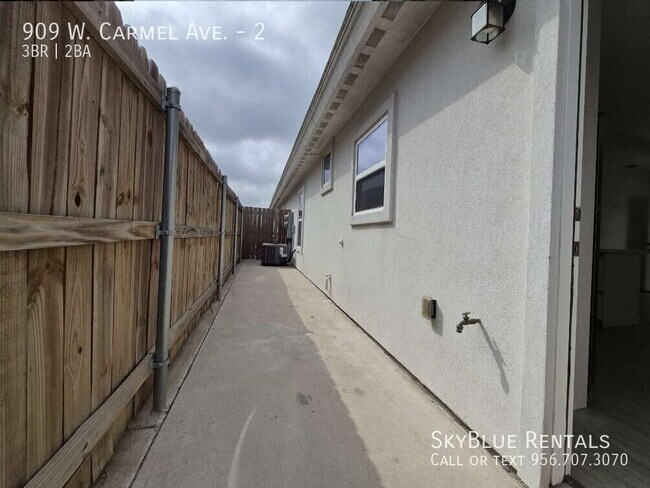 Building Photo - 909 W Carmel Ave