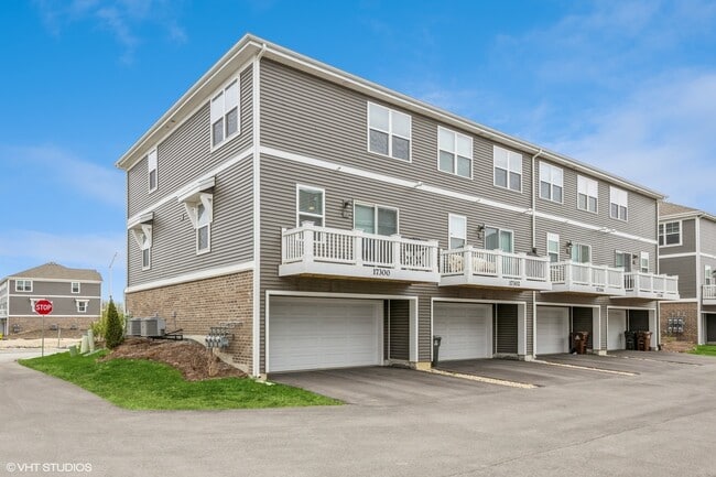Building Photo - 17300 Roscommon Rd