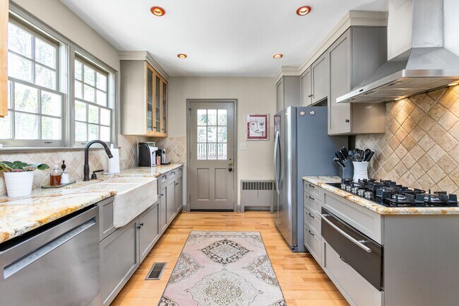 Building Photo - Stunning Irving Park 4 bedroom, 4 bathroom home in Greensboro!