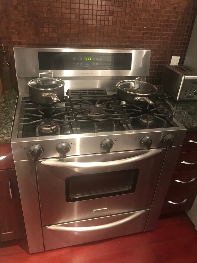 Elegant, stainless steel chef stove with two separate ovens to accommodate your palet!@ - 1857 Pandora Ave