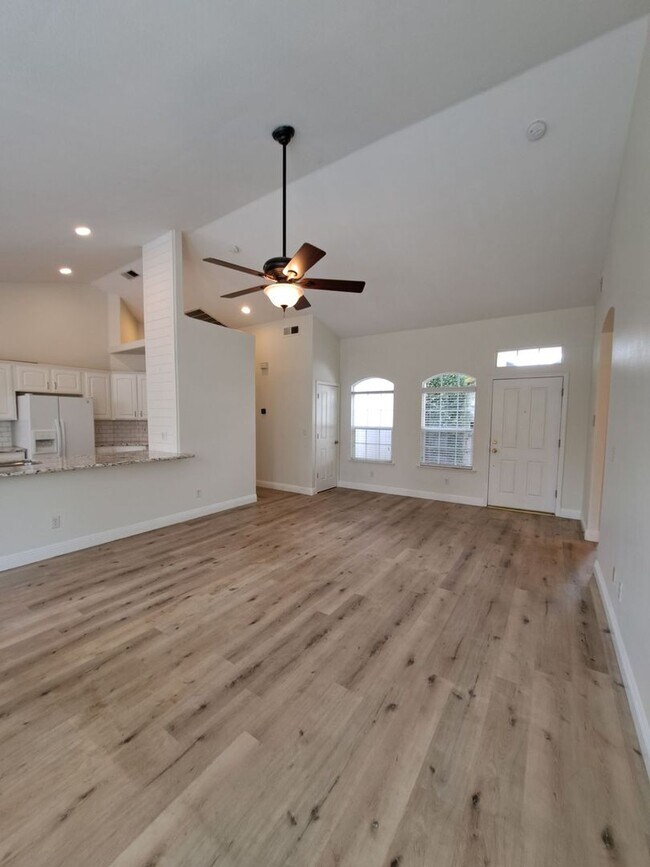 Building Photo - Gorgeous Fresno Residence with Premium Fin...