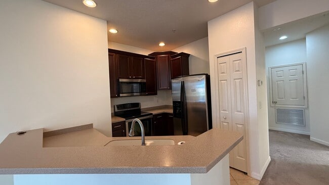 Building Photo - 3 Bed/ 2 Bath Condo w/1 Car Garage $1,900 a month