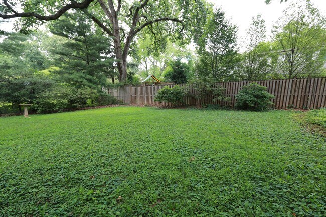 Building Photo - One Level Living -- 5bed / 3bath - Chevy Chase