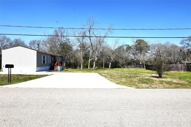 Building Photo - 215 Live Oak St