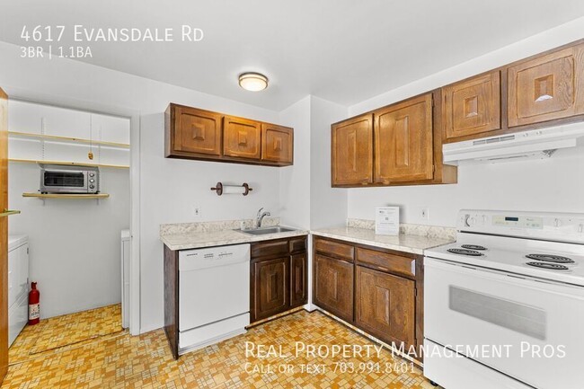 Building Photo - Charming Woodbridge Rambler with Spacious ...