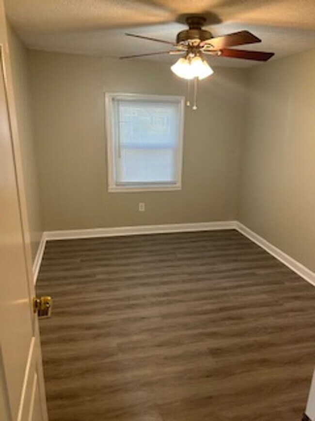 Building Photo - 3 Bedroom, 2 Bathroom Home