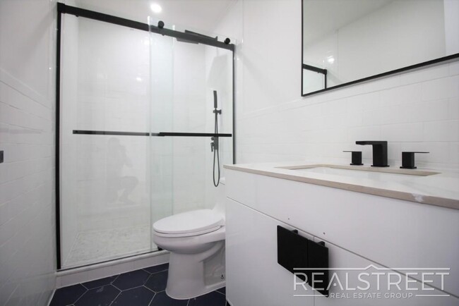 Building Photo - Stunning NEW 3 Bed 2 Bath Duplex in Bed St...