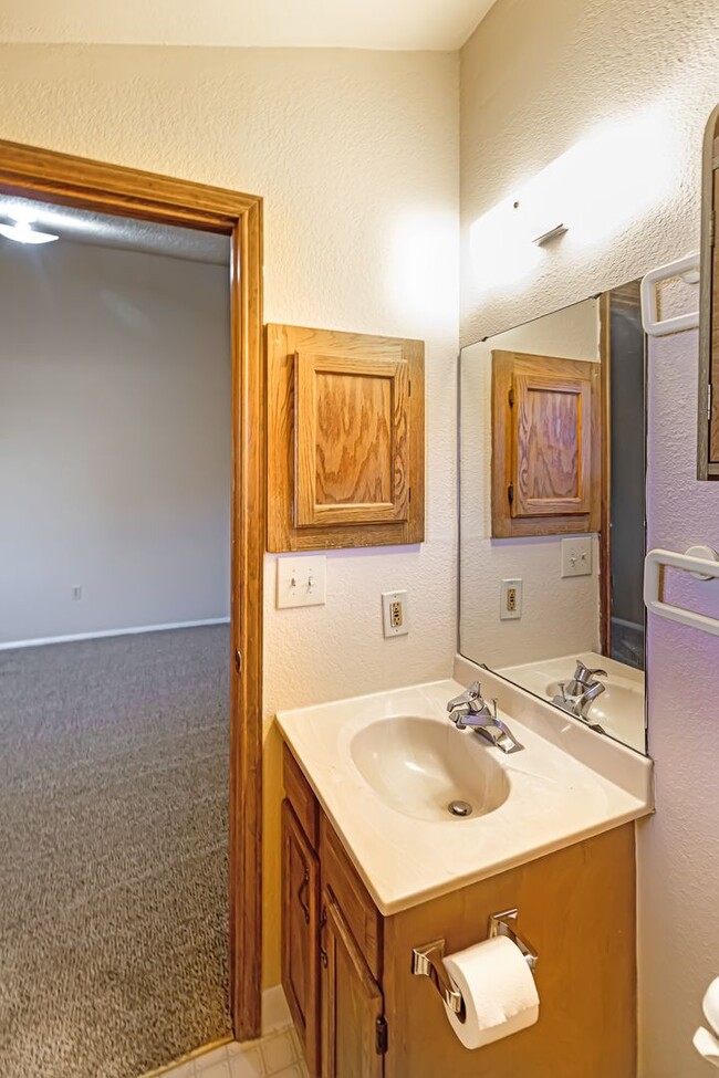 Building Photo - Super cute 2 bedroom townhouse!