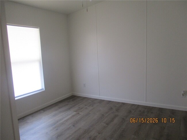 Building Photo - 569 Harbor Dr