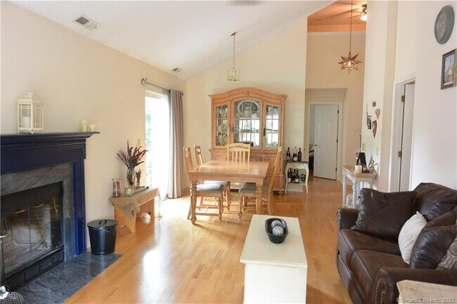 Building Photo - 515 Foxboro Dr