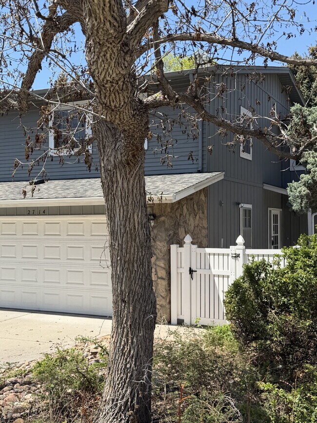 Building Photo - "Spacious 3-Bed, 3-Bath Townhouse in Heather Ridge South"