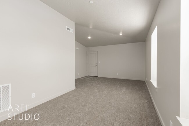 Building Photo - New Contemporary 2 Bedroom, 1 Bathroom in ...