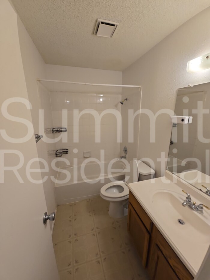 Building Photo - 1607 Parkwood Dr