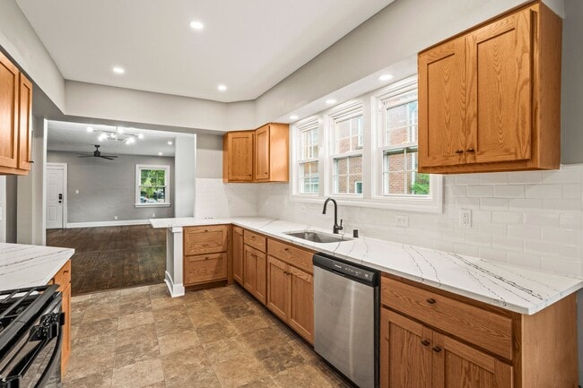 Building Photo - Rare Kenwood Townhome, Across from Campus