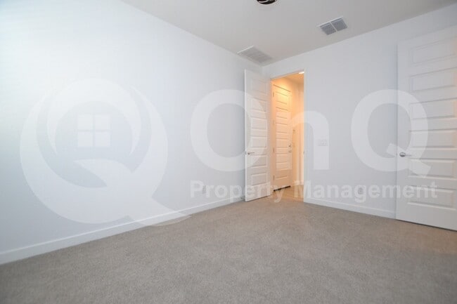 Building Photo - 9213 W Glenrosa Ave