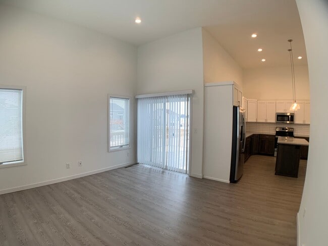 Building Photo - 4 Bed 2 Bath Single Family Home