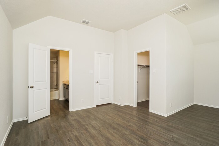 Building Photo - 2358 Redlove Dr