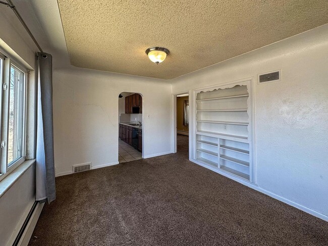 Building Photo - Great two bed / one bath in south Denver f...