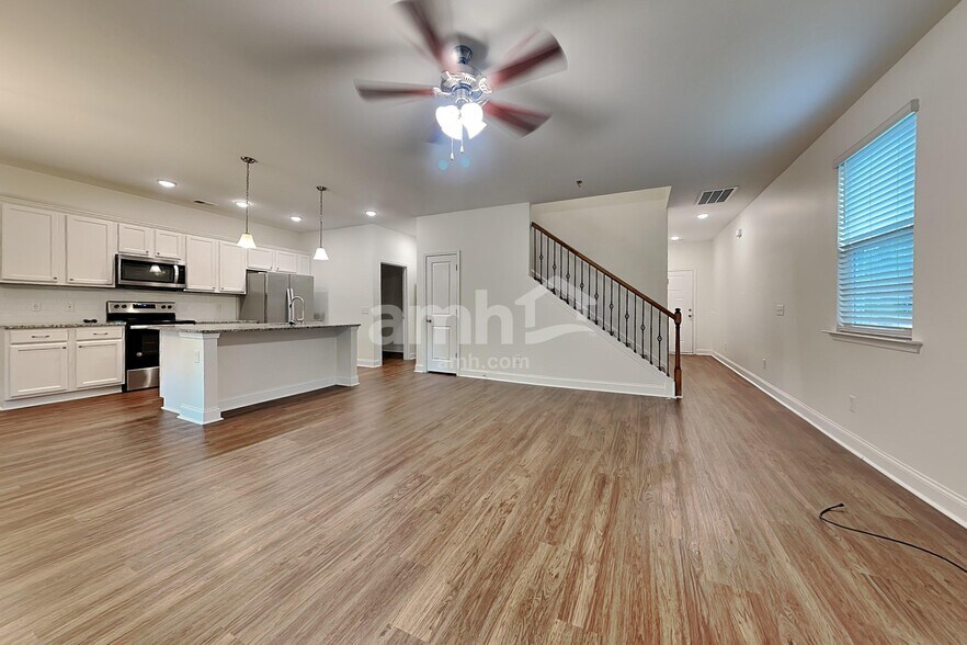 Building Photo - 218 Swan Dr