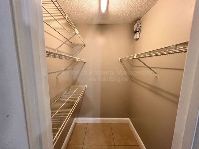 Building Photo - 300 Lakepointe Dr